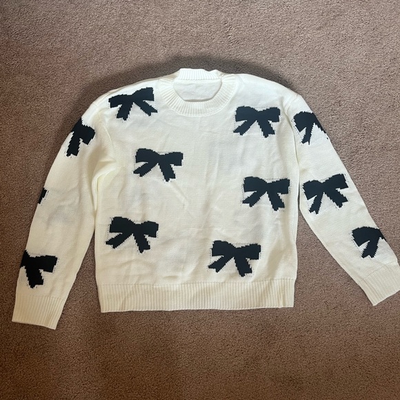 Sweaters - NWOT Women's Cream and Black Bow Sweater